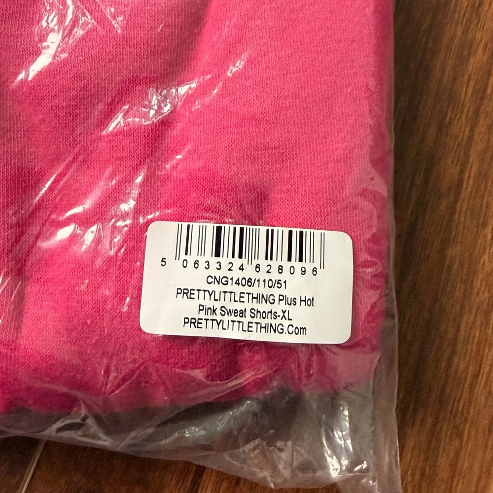 NWT PRETTYLITTLETHING Plus Hot Pink Sweat Shorts - Picture 2 of 5